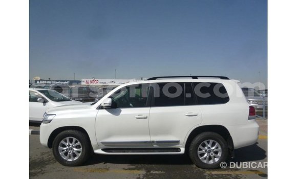 Sayi Imported Toyota Land Cruiser White Mota in Import - Dubai a Maseru Sayi Imported Toyota Land Cruiser White Mota in Import - Dubai a Maseru