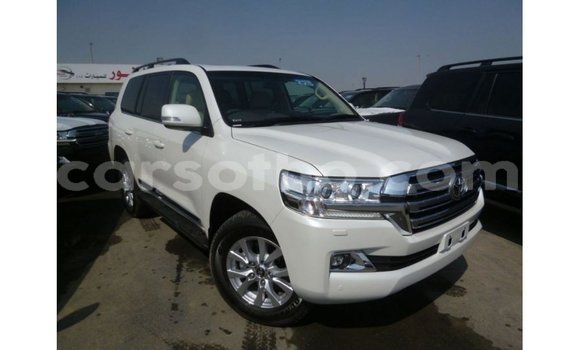 Sayi Imported Toyota Land Cruiser White Mota in Import - Dubai a Maseru Sayi Imported Toyota Land Cruiser White Mota in Import - Dubai a Maseru