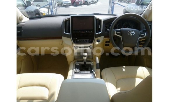 Sayi Imported Toyota Land Cruiser White Mota in Import - Dubai a Maseru Sayi Imported Toyota Land Cruiser White Mota in Import - Dubai a Maseru
