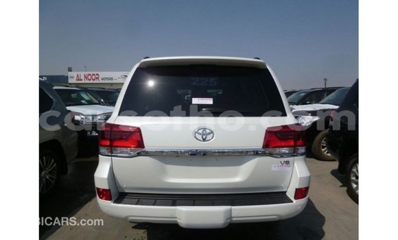 Sayi Imported Toyota Land Cruiser White Mota in Import - Dubai a Maseru Sayi Imported Toyota Land Cruiser White Mota in Import - Dubai a Maseru