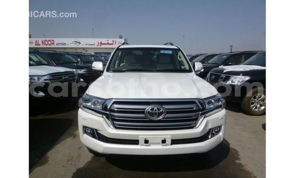 Sayi Imported Toyota Land Cruiser White Mota in Import - Dubai a Maseru Sayi Imported Toyota Land Cruiser White Mota in Import - Dubai a Maseru