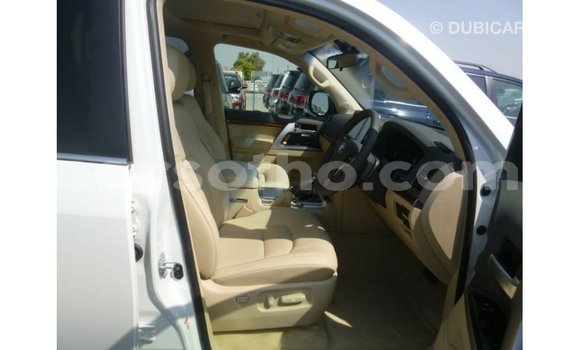 Sayi Imported Toyota Land Cruiser White Mota in Import - Dubai a Maseru Sayi Imported Toyota Land Cruiser White Mota in Import - Dubai a Maseru