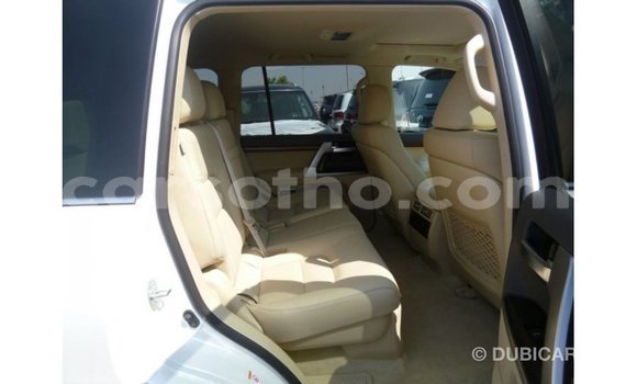 Sayi Imported Toyota Land Cruiser White Mota in Import - Dubai a Maseru Sayi Imported Toyota Land Cruiser White Mota in Import - Dubai a Maseru