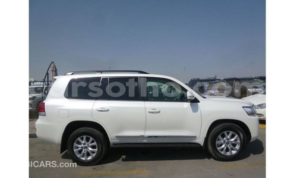Sayi Imported Toyota Land Cruiser White Mota in Import - Dubai a Maseru Sayi Imported Toyota Land Cruiser White Mota in Import - Dubai a Maseru