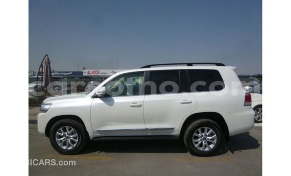 Sayi Imported Toyota Land Cruiser White Mota in Import - Dubai a Maseru Sayi Imported Toyota Land Cruiser White Mota in Import - Dubai a Maseru