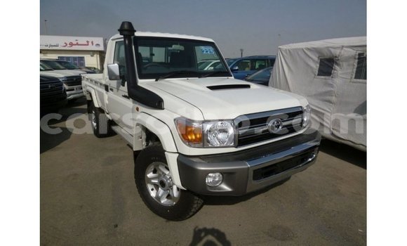Sayi Imported Toyota Land Cruiser White Mota in Import - Dubai a Maseru Sayi Imported Toyota Land Cruiser White Mota in Import - Dubai a Maseru