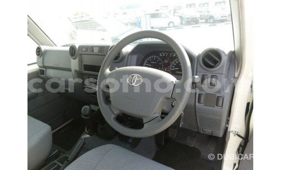 Sayi Imported Toyota Land Cruiser White Mota in Import - Dubai a Maseru Sayi Imported Toyota Land Cruiser White Mota in Import - Dubai a Maseru