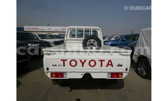 Sayi Imported Toyota Land Cruiser White Mota in Import - Dubai a Maseru Sayi Imported Toyota Land Cruiser White Mota in Import - Dubai a Maseru
