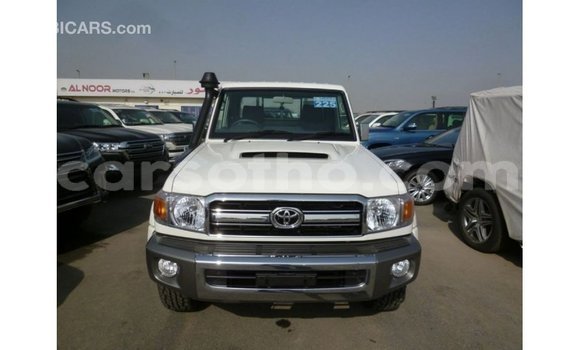 Sayi Imported Toyota Land Cruiser White Mota in Import - Dubai a Maseru Sayi Imported Toyota Land Cruiser White Mota in Import - Dubai a Maseru