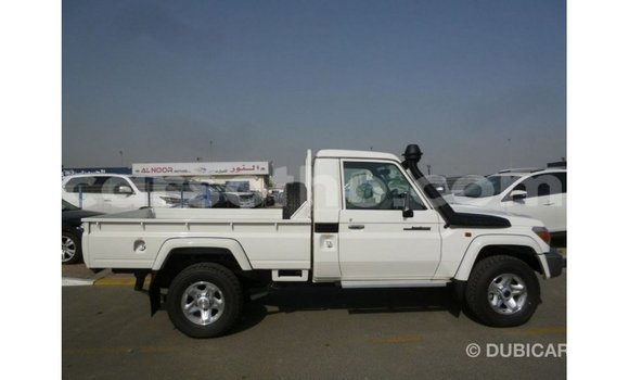 Sayi Imported Toyota Land Cruiser White Mota in Import - Dubai a Maseru Sayi Imported Toyota Land Cruiser White Mota in Import - Dubai a Maseru