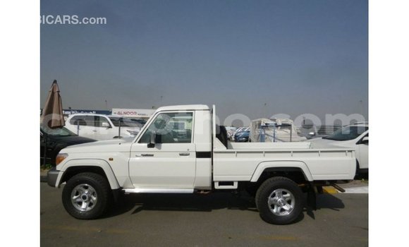Sayi Imported Toyota Land Cruiser White Mota in Import - Dubai a Maseru Sayi Imported Toyota Land Cruiser White Mota in Import - Dubai a Maseru