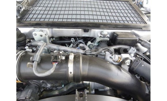 Sayi Imported Toyota Land Cruiser White Mota in Import - Dubai a Maseru Sayi Imported Toyota Land Cruiser White Mota in Import - Dubai a Maseru