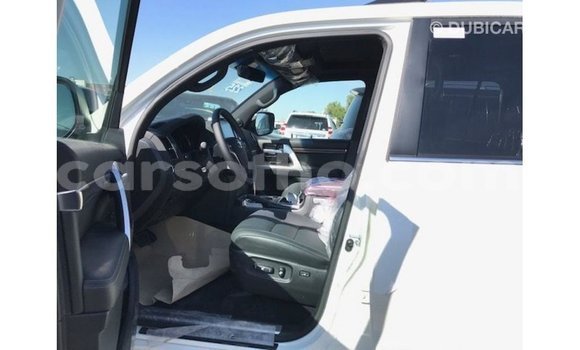 Acheter Import Voiture Toyota Land Cruiser Blanc à Import - Dubai, Maseru Acheter Import Voiture Toyota Land Cruiser Blanc à Import - Dubai, Maseru