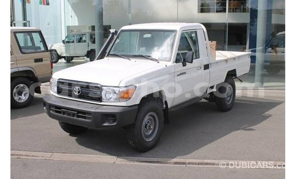 Sayi Imported Toyota Land Cruiser White Mota in Import - Dubai a Maseru Sayi Imported Toyota Land Cruiser White Mota in Import - Dubai a Maseru