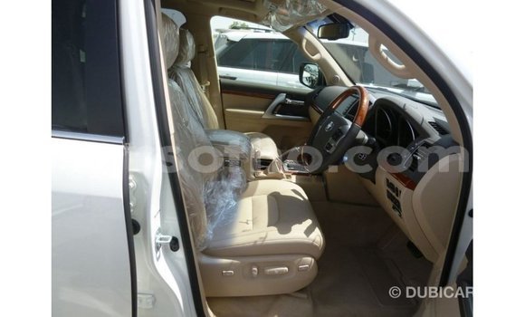 Acheter Import Voiture Toyota Land Cruiser Blanc à Import - Dubai, Maseru Acheter Import Voiture Toyota Land Cruiser Blanc à Import - Dubai, Maseru