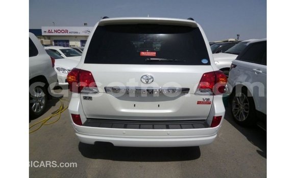 Acheter Import Voiture Toyota Land Cruiser Blanc à Import - Dubai, Maseru Acheter Import Voiture Toyota Land Cruiser Blanc à Import - Dubai, Maseru