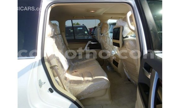 اشتري Imported Toyota Land Cruiser White سيارة في Import - Dubai في Maseru اشتري Imported Toyota Land Cruiser White سيارة في Import - Dubai في Maseru