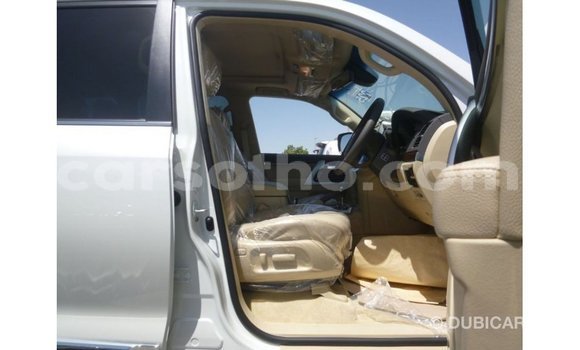 Acheter Import Voiture Toyota Land Cruiser Blanc à Import - Dubai, Maseru Acheter Import Voiture Toyota Land Cruiser Blanc à Import - Dubai, Maseru