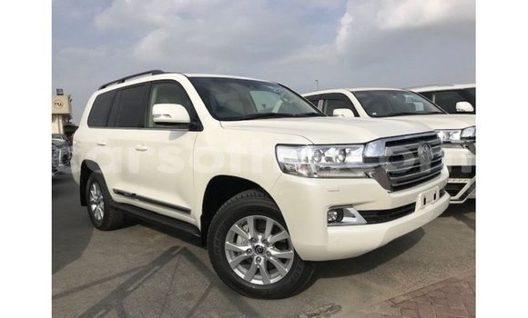 Sayi Imported Toyota Land Cruiser White Mota in Import - Dubai a Maseru Sayi Imported Toyota Land Cruiser White Mota in Import - Dubai a Maseru