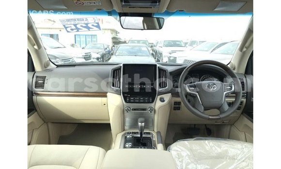 Sayi Imported Toyota Land Cruiser White Mota in Import - Dubai a Maseru Sayi Imported Toyota Land Cruiser White Mota in Import - Dubai a Maseru