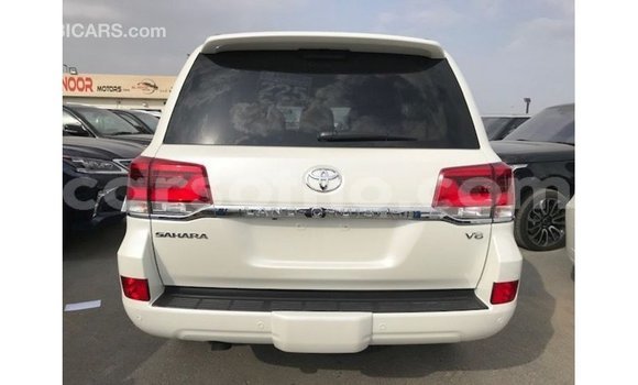 Sayi Imported Toyota Land Cruiser White Mota in Import - Dubai a Maseru Sayi Imported Toyota Land Cruiser White Mota in Import - Dubai a Maseru