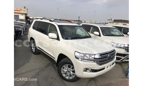 Sayi Imported Toyota Land Cruiser White Mota in Import - Dubai a Maseru Sayi Imported Toyota Land Cruiser White Mota in Import - Dubai a Maseru