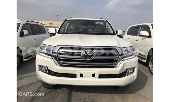 Sayi Imported Toyota Land Cruiser White Mota in Import - Dubai a Maseru Sayi Imported Toyota Land Cruiser White Mota in Import - Dubai a Maseru