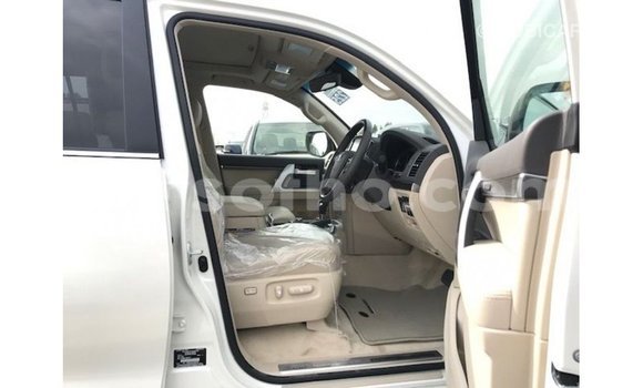 Sayi Imported Toyota Land Cruiser White Mota in Import - Dubai a Maseru Sayi Imported Toyota Land Cruiser White Mota in Import - Dubai a Maseru