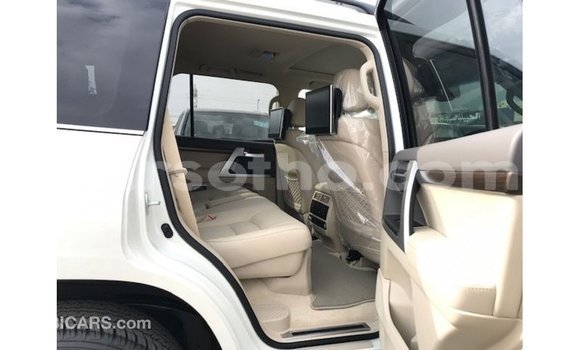 Sayi Imported Toyota Land Cruiser White Mota in Import - Dubai a Maseru Sayi Imported Toyota Land Cruiser White Mota in Import - Dubai a Maseru