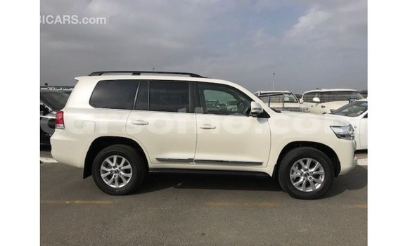 Sayi Imported Toyota Land Cruiser White Mota in Import - Dubai a Maseru Sayi Imported Toyota Land Cruiser White Mota in Import - Dubai a Maseru