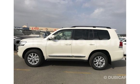 Sayi Imported Toyota Land Cruiser White Mota in Import - Dubai a Maseru Sayi Imported Toyota Land Cruiser White Mota in Import - Dubai a Maseru
