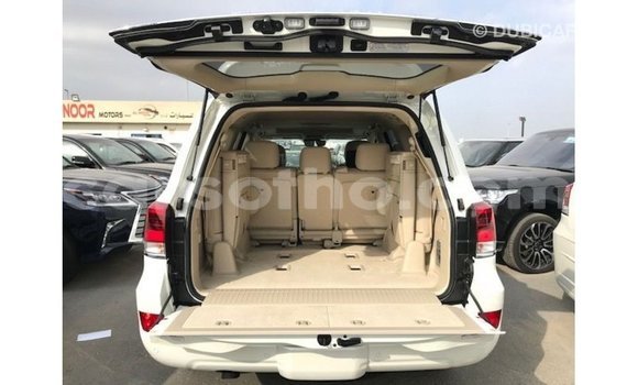 Sayi Imported Toyota Land Cruiser White Mota in Import - Dubai a Maseru Sayi Imported Toyota Land Cruiser White Mota in Import - Dubai a Maseru