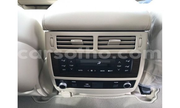 Sayi Imported Toyota Land Cruiser White Mota in Import - Dubai a Maseru Sayi Imported Toyota Land Cruiser White Mota in Import - Dubai a Maseru