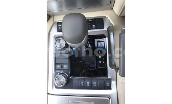 Sayi Imported Toyota Land Cruiser White Mota in Import - Dubai a Maseru Sayi Imported Toyota Land Cruiser White Mota in Import - Dubai a Maseru