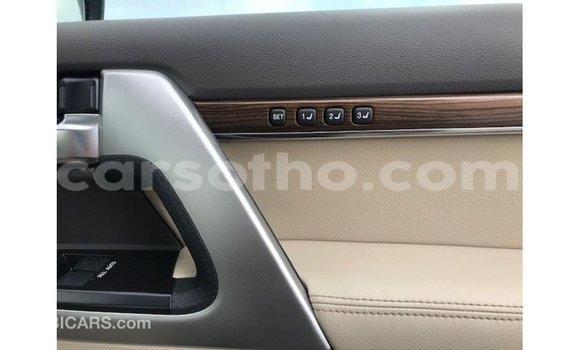 Sayi Imported Toyota Land Cruiser White Mota in Import - Dubai a Maseru Sayi Imported Toyota Land Cruiser White Mota in Import - Dubai a Maseru