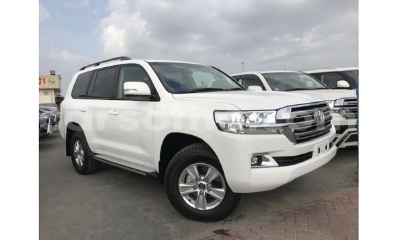 Sayi Imported Toyota Land Cruiser White Mota in Import - Dubai a Maseru Sayi Imported Toyota Land Cruiser White Mota in Import - Dubai a Maseru