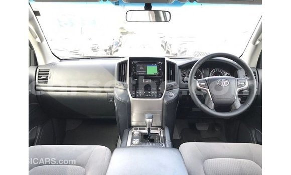 Sayi Imported Toyota Land Cruiser White Mota in Import - Dubai a Maseru Sayi Imported Toyota Land Cruiser White Mota in Import - Dubai a Maseru