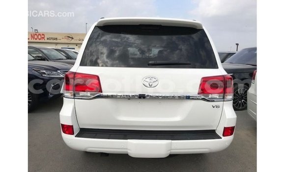 Sayi Imported Toyota Land Cruiser White Mota in Import - Dubai a Maseru Sayi Imported Toyota Land Cruiser White Mota in Import - Dubai a Maseru