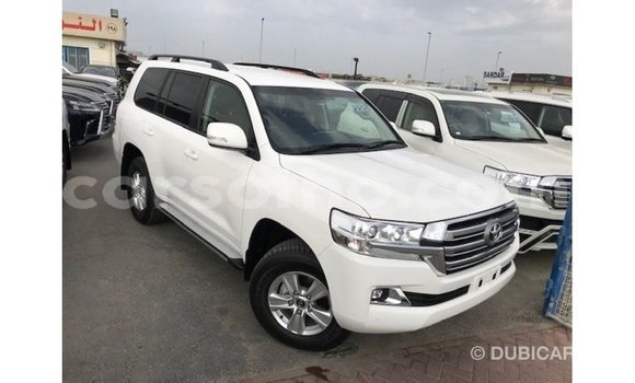 Sayi Imported Toyota Land Cruiser White Mota in Import - Dubai a Maseru Sayi Imported Toyota Land Cruiser White Mota in Import - Dubai a Maseru