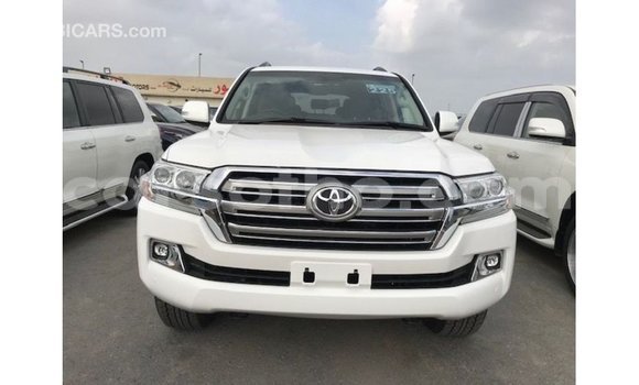 Sayi Imported Toyota Land Cruiser White Mota in Import - Dubai a Maseru Sayi Imported Toyota Land Cruiser White Mota in Import - Dubai a Maseru