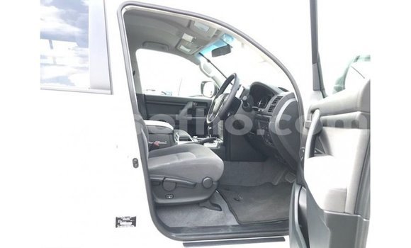 Sayi Imported Toyota Land Cruiser White Mota in Import - Dubai a Maseru Sayi Imported Toyota Land Cruiser White Mota in Import - Dubai a Maseru