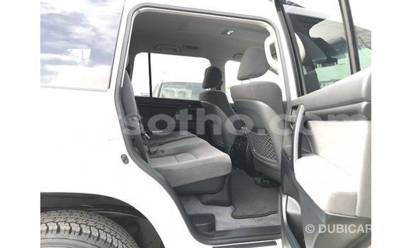 Sayi Imported Toyota Land Cruiser White Mota in Import - Dubai a Maseru Sayi Imported Toyota Land Cruiser White Mota in Import - Dubai a Maseru