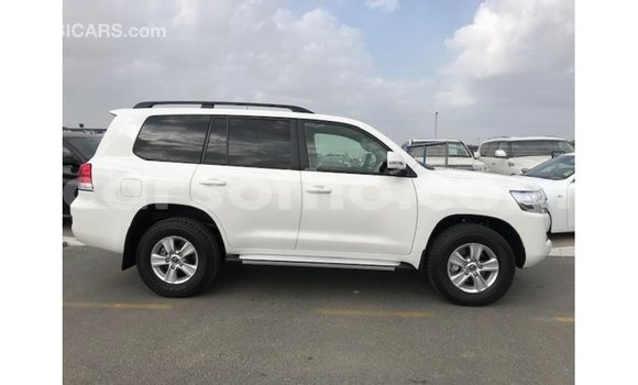 Sayi Imported Toyota Land Cruiser White Mota in Import - Dubai a Maseru Sayi Imported Toyota Land Cruiser White Mota in Import - Dubai a Maseru
