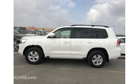 Sayi Imported Toyota Land Cruiser White Mota in Import - Dubai a Maseru Sayi Imported Toyota Land Cruiser White Mota in Import - Dubai a Maseru