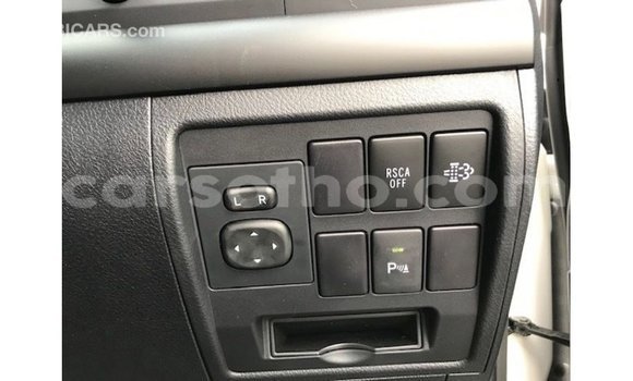 Sayi Imported Toyota Land Cruiser White Mota in Import - Dubai a Maseru Sayi Imported Toyota Land Cruiser White Mota in Import - Dubai a Maseru