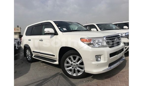 Sayi Imported Toyota Land Cruiser White Mota in Import - Dubai a Maseru Sayi Imported Toyota Land Cruiser White Mota in Import - Dubai a Maseru