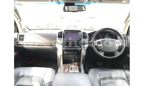 Sayi Imported Toyota Land Cruiser White Mota in Import - Dubai a Maseru Sayi Imported Toyota Land Cruiser White Mota in Import - Dubai a Maseru