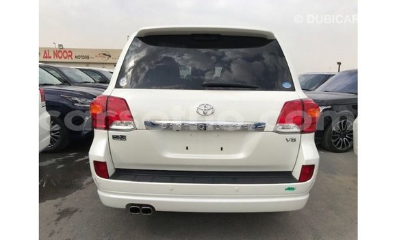 Sayi Imported Toyota Land Cruiser White Mota in Import - Dubai a Maseru Sayi Imported Toyota Land Cruiser White Mota in Import - Dubai a Maseru