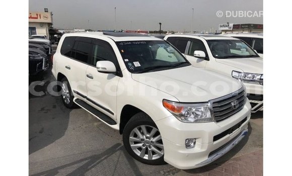 Sayi Imported Toyota Land Cruiser White Mota in Import - Dubai a Maseru Sayi Imported Toyota Land Cruiser White Mota in Import - Dubai a Maseru