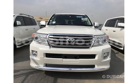 Sayi Imported Toyota Land Cruiser White Mota in Import - Dubai a Maseru Sayi Imported Toyota Land Cruiser White Mota in Import - Dubai a Maseru